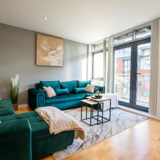 Leeds City Centre 2BR Apt w Balcony Sleeps 8, undefined