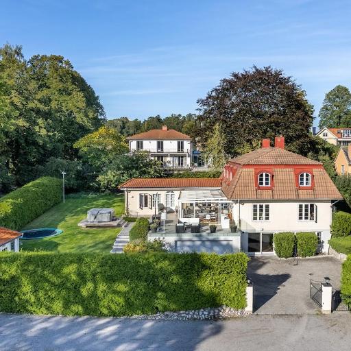 Luxury villa with spa and private lake, undefined