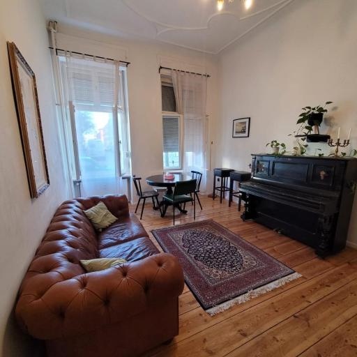 Charming Altbau Apartment with High Ceilings & Historic Flair in Berlin-Mitte, undefined
