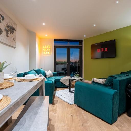 2BR City Centre Flat, Balcony And Views - Sleeps 8, undefined