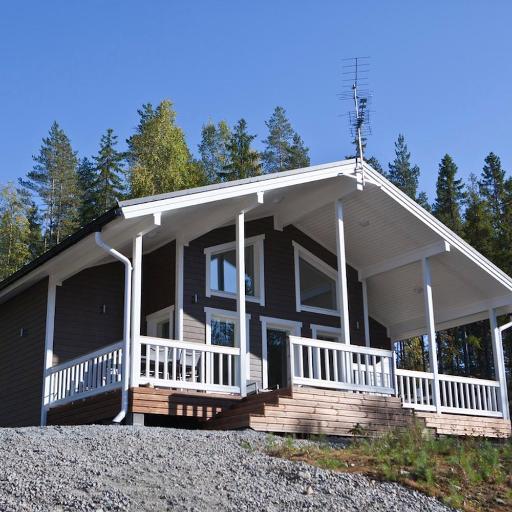 Lovely 10-person cottage with a lakeside sauna and hot tub, undefined