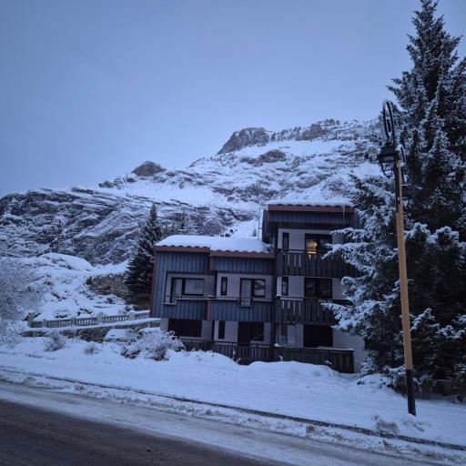 Le Nid Douillé du Crêt, parking et terrasse, undefined