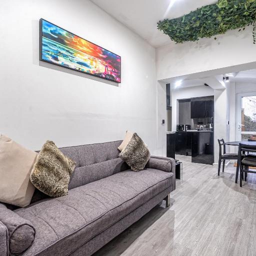 Central Cardiff townhouse for groups & families, undefined