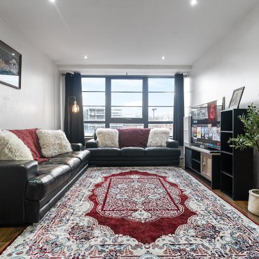 Elegant 2-Bed with Traditional Touches, undefined