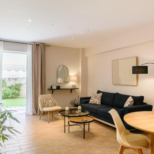 Charming Garden Apartment, steps from metro station, undefined