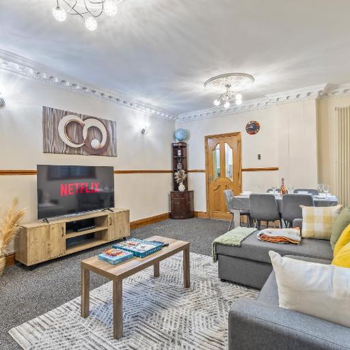 Spacious 4 Bedroom Home Near City Centre Sleeps 11 with Free Parking, undefined