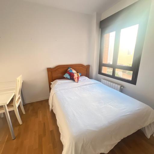 Habitación individual cómoda y luminosa con cama grande, undefined