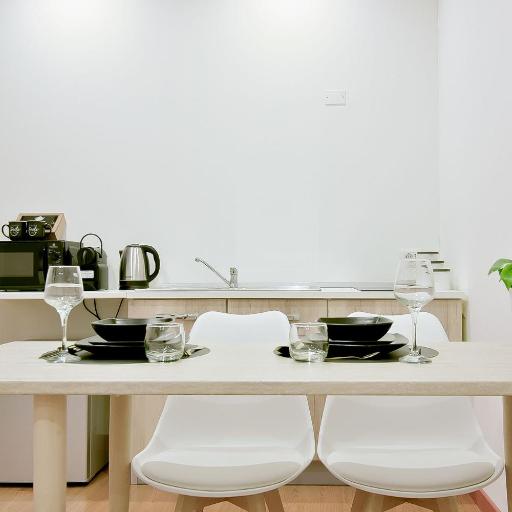 Les Trois Merveilles Grey Lewis, undefined