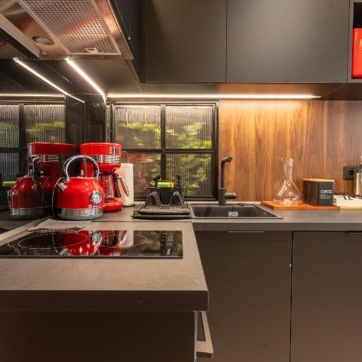 Modern 1BR - Sunny Balcony -Central Pagrati, undefined