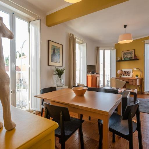 Family Central Lisbon Apartment near Metro sleeps 8, undefined