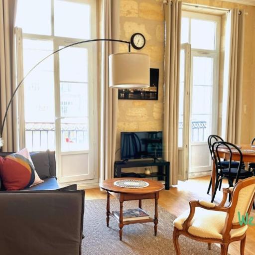 Attractive T2 flat on Place de la Bourse, undefined