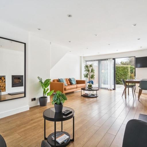 Contemporary 3-Bed House - Parking - By Tempstay, undefined