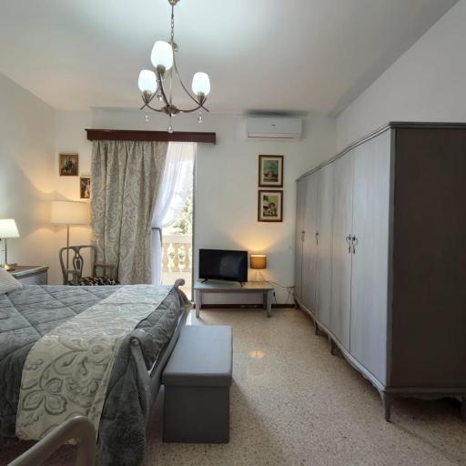 Mla Airport B&B double bedroom with ensuite bathroom & SPA, undefined