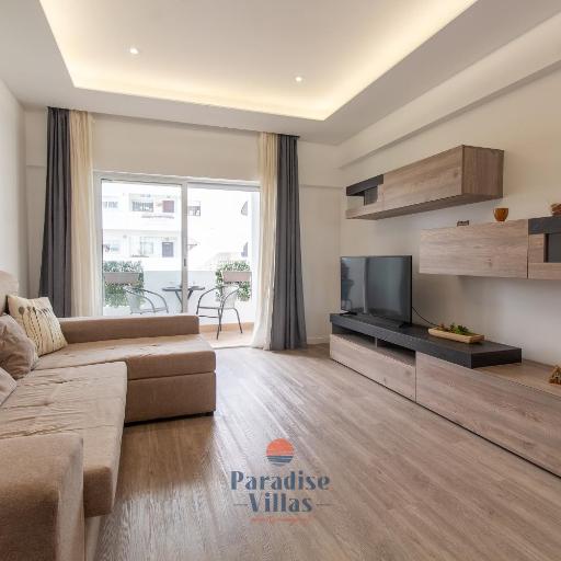 Modern 2-Bed Apartment, Pool, Central Albufeira, undefined