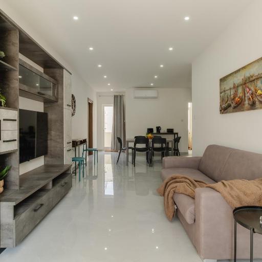 2 bedroom bright apartment, undefined