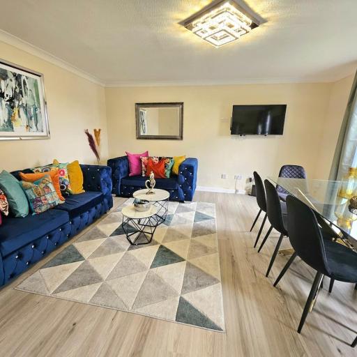 Stylish & Spacious 4 Bedroom House, undefined