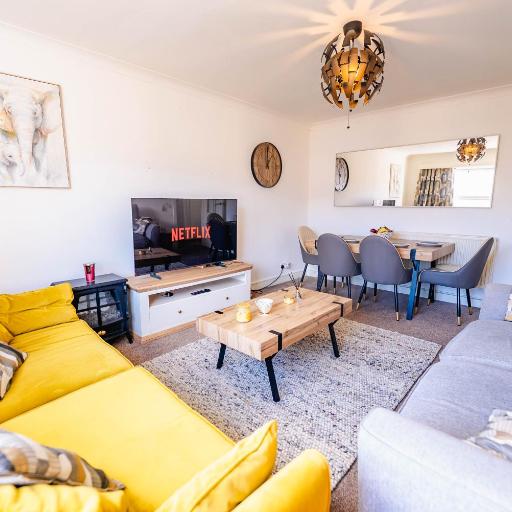 Spacious 2BR 1Bath with Free Street Parking & Close to Roath Park Landmark, undefined