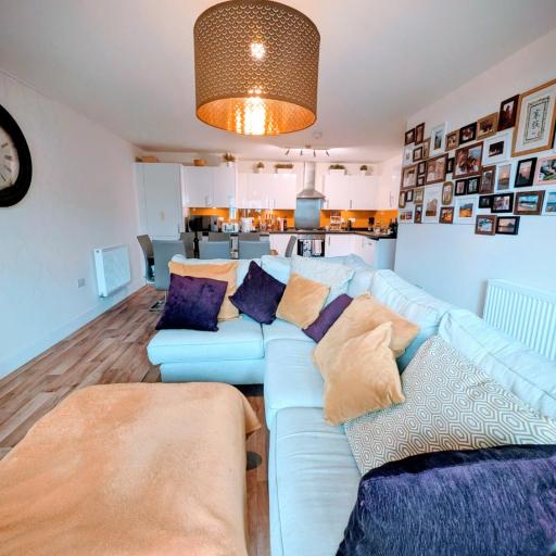 Modern 2 bedroom Flat with Parking Balcony and WiFi, undefined