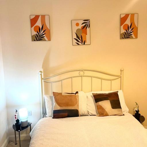 Deluxe Room W Fast WiFi, Netflix, Free Parking, undefined