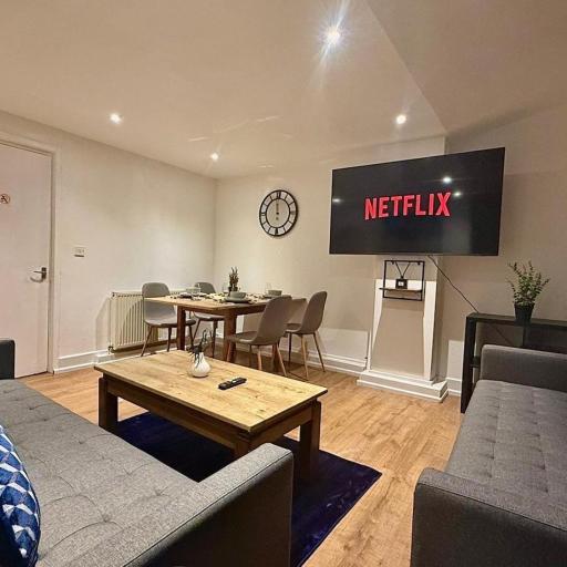 Modern 3BR CityApt - Parking - 65Inch 4KTV - Sleeps 8, undefined