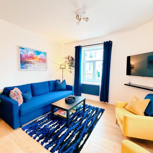 Spacious Preston Circus Flat - Great for Family, Group, Couples - Close to Station, undefined