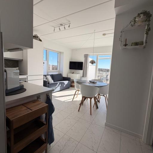 Modern Stylish Apartment Near City Centre with Parking, undefined