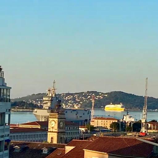 Les Terrasses, charme et authenticité en Hyper Centre de TOULON, Idéal pour un séjour romantique ou une escapade urbaine, undefined
