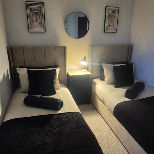Spacious 3BR Near Glasgow Cathedral with Parking, undefined