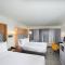 Holiday Inn Asheville East-Blue Ridge Pkwy, an IHG Hotel - アビクロン と ロン の 二 分 の 二 分 の 二 に は ベンンン , クタハン , アンン 出身 の 二 分 の 一 を 添え た .