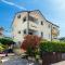 Villa Luka 5 min walk to the beach, 5 min to the village