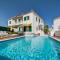 Bougainvilleas Villa - Private Pool and Parking, Nearby Beach