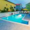 Lucky Luke Pool Apartments