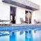 Nissini Nero, 3 bedroom villa with private pool, 5 min to the beach