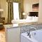 Holiday Inn Express Cleveland Downtown, an IHG Hotel - Camera King Con Vasca Jetted