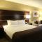 Holiday Inn Charlotte Airport, an IHG Hotel - Chambre King Standard Avec Douche Roll-In - Accès Aux Communications
