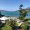 Logement atypique avec vue unique panoramique sur le lac d’Annecy, dans une résidence avec plage et ponton privée sur la commune de Duingt (Rive gauche du lac).