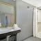 Holiday Inn - Memphis Downtown - Beale St., an IHG Hotel - Chambre King Standard Avec Douche Roll-In - Accès Aux Communications