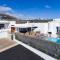 Villa con piscina climatizada y vistas al mar