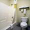 Geneva Motel Inn - King Room - Roken