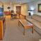 Holiday Inn Express Hotel & Suites - Dubuque West, an IHG Hotel - Mini King Suite - Niet Roken