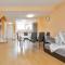 YELLOW 3 bedroom large apartment for 10 guests