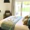 Large Family Retro Flat in City Center- Large Terrace & Garden View, Free Parking