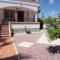 Spacious Ground floor apartment with Garden & Communal Pool