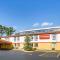 Econo Lodge Inn & Suites