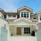 LILY VACATION HOME at CAMERON HIGHLANDS - 12 PAX,FREE WiFi w CARPORCH