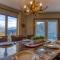 3 Decks, Mtn Views! Tree Tops by HoneyBearCabins - Luxury Rain Showers, 3 King suites, XL HotTub, Fireplace, Bear Sightings