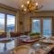 3 Decks, Mtn Views! Tree Tops by HoneyBearCabins - Luxury Rain Showers, 3 King suites, XL HotTub, Bear Sightings