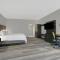 Holiday Inn Express - Milwaukee Downtown, an IHG Hotel - Standaard King Room Met Mobility Toegankelijke Tub