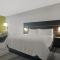 Holiday Inn Express - Milwaukee Downtown, an IHG Hotel - King Suite - Toegang Voor Gehandicapten