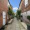 The Mews Cottage, with parking, Yarm